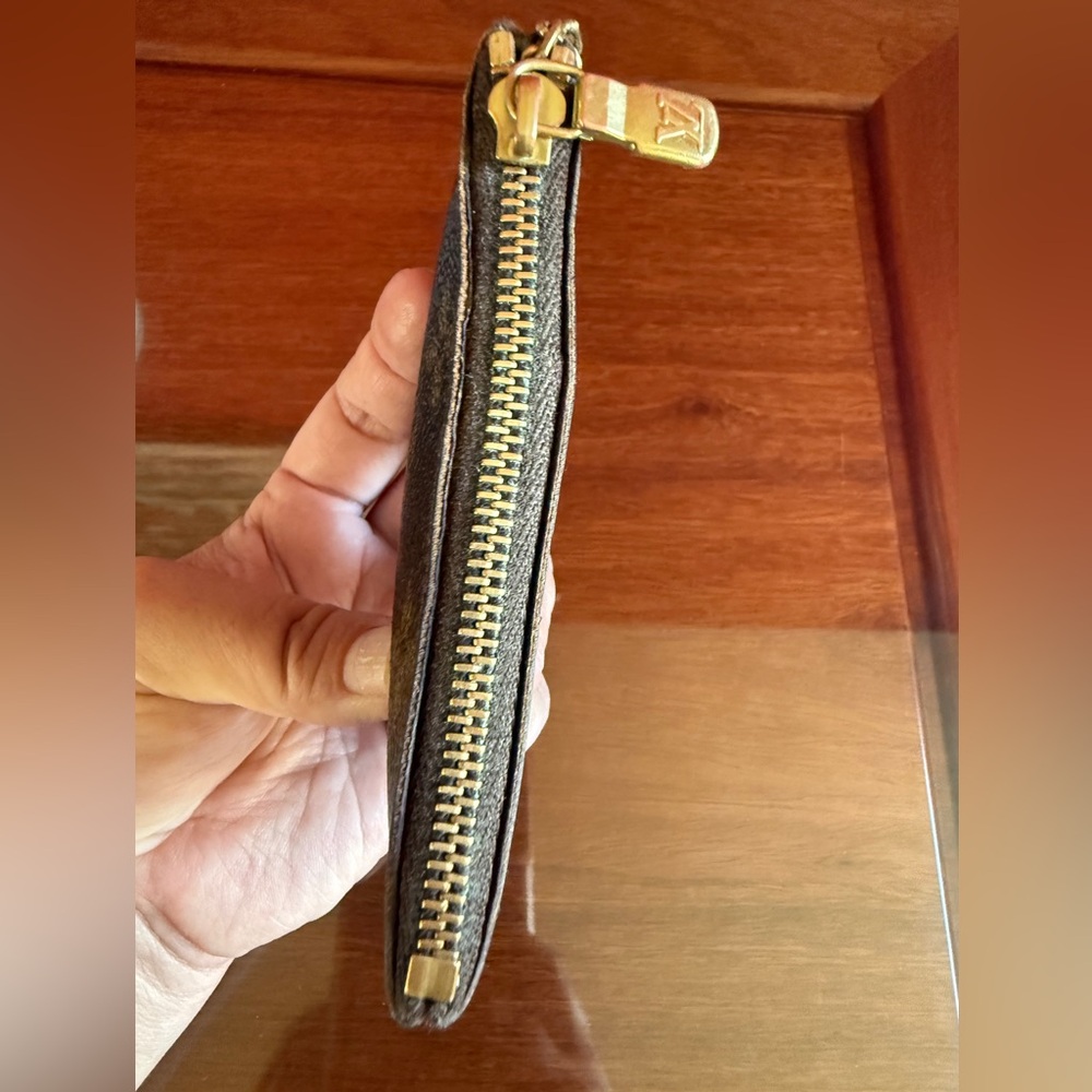 LOUIS VUITTON MONOGRAM KEY CLES WITH LV DUST BAG AND LV BOX - Picture 3 of 11
